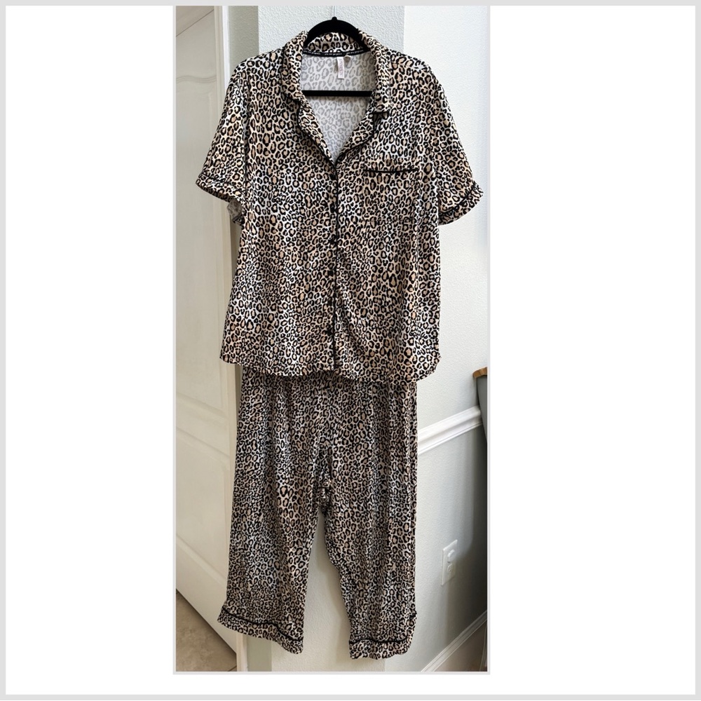 Women's 3X Leopard Print Pajama Set button up short sleeve cropped bottoms EUC